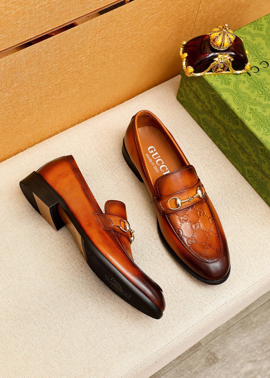 Men's shoes 💰400 💐 Product trademark: GUCCI "Gucci" casual leather shoes Regular size: 39-44 (38.45.46🉑️Customized) Product materials: Selected imported first-layer calfskin embossed upper + luxury hardware buckle, imported 🐑 sheepskin lining. Strong three-dimensional visual effect, original combination outsole Color: 2⃣️colors available